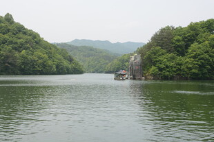 青山绿水间的宁静江面