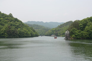 青山环绕的宁静河流