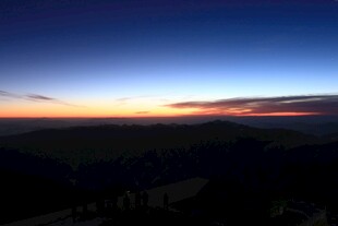 日落时分的壮丽天际线