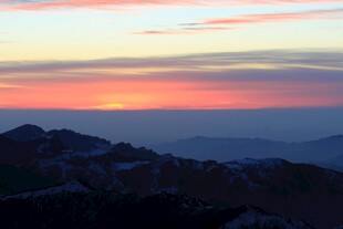 山间壮丽日出美景