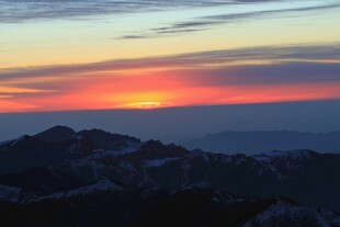 山间绚丽日落美景
