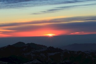 壮丽山间日落美景