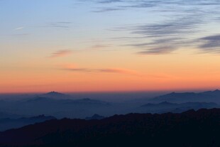 日出时分的山峦美景