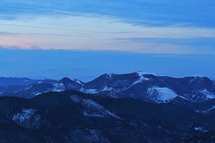 雪覆山峦的壮丽黄昏景色