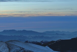 雪山远景 天际霞光映照