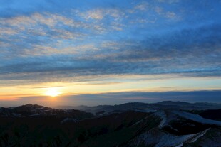 山间壮丽日出美景