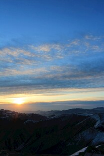 日出时分的山峦美景