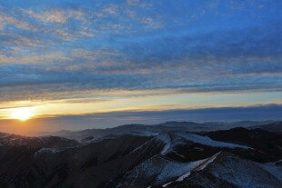 山顶壮丽日出景观