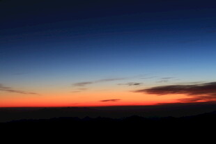 日落时分的绚丽天空