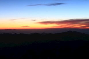 日落时分的山峦美景