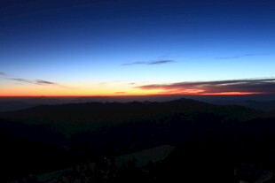 山顶壮丽日出美景