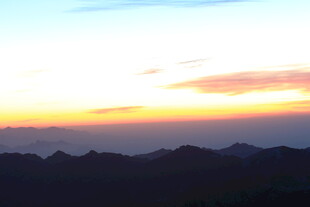 日落时分的壮丽山峦景色