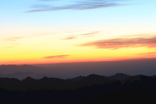 黄昏时分的绚烂天际