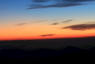 日落时分的绚丽天空