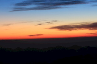 日落时分的绚烂天空