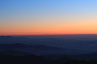 日出时分的山峦晨雾美景