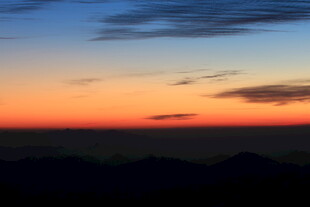 日落时分天边绚丽景色