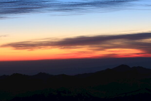 壮丽山间日落美景
