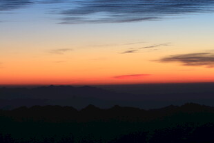 日落时分的绚烂天空