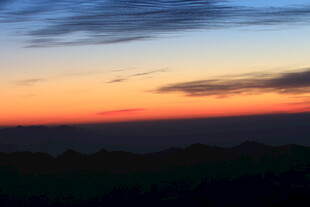 黄昏时分的绚烂天际