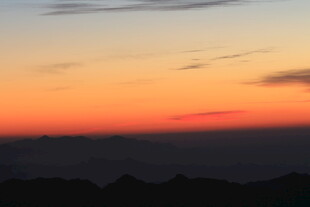 日落时分的壮美天际线