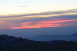 山间绚烂晚霞美景