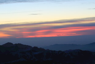 日落时分的山峦美景