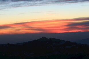 壮丽晚霞中的山峦美景