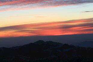 壮丽山间晚霞美景