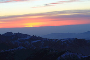 日落时分的壮丽山峦景色