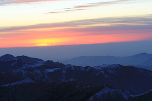山间壮丽日落美景