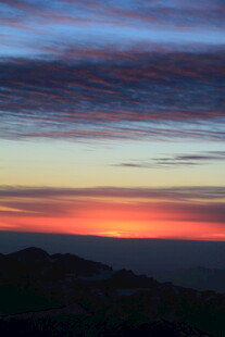 壮丽日出时分的绚烂天空