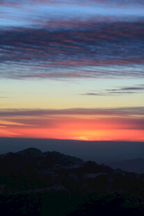 壮丽日落山景图