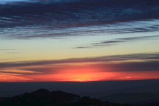 壮丽晚霞下的山峦景色