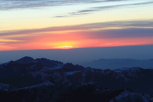 山间壮丽日落美景