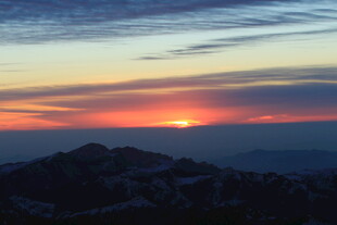 日落时分的壮丽山景