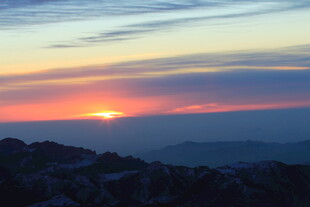日落时分的壮丽山间景色