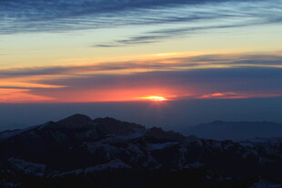 日落时分的山峦美景