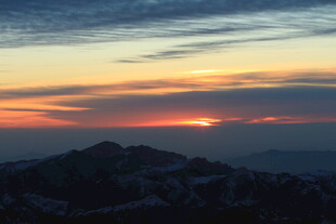 日落时分的壮观山峦景色