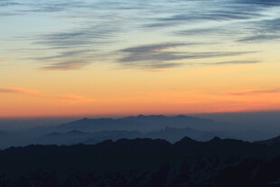 山间绚丽日落美景