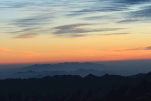 壮丽日出时分的云海景观