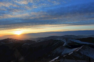 日出时分的壮丽山峦景色