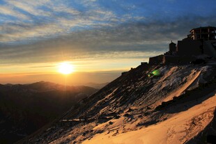 日出时分的壮丽山景
