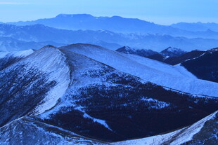 雪覆山峦壮丽景色