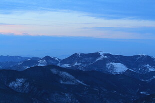 雪覆山峦的壮丽黄昏景色