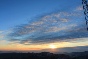 日落时分的壮丽天空景观