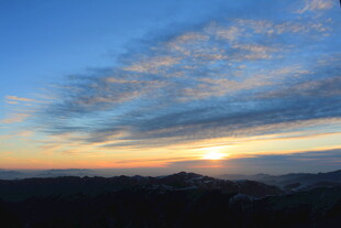 壮丽山间日出美景