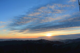 壮丽山间日出美景