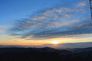 壮丽山间日落美景