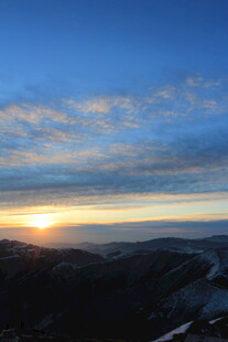 日出时分的壮丽山峦景色